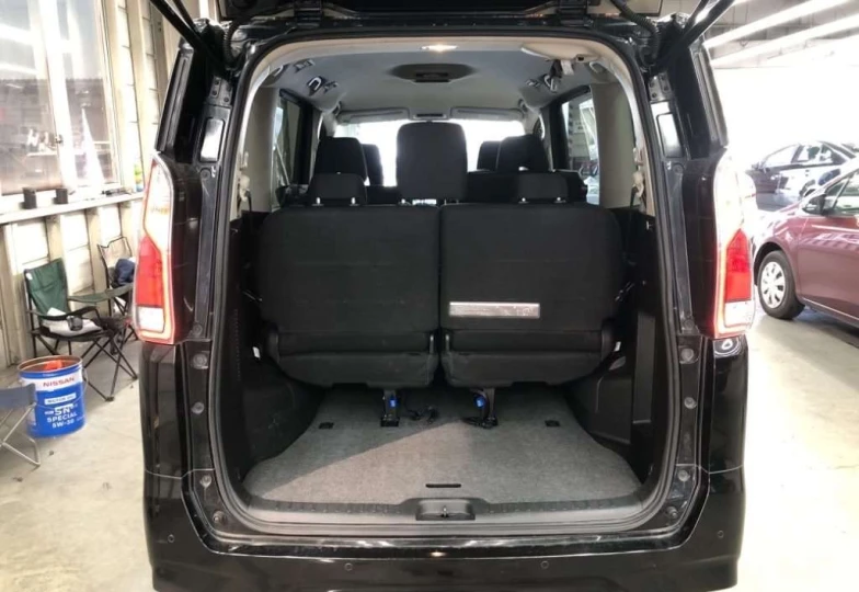 Nissan Serena Черный