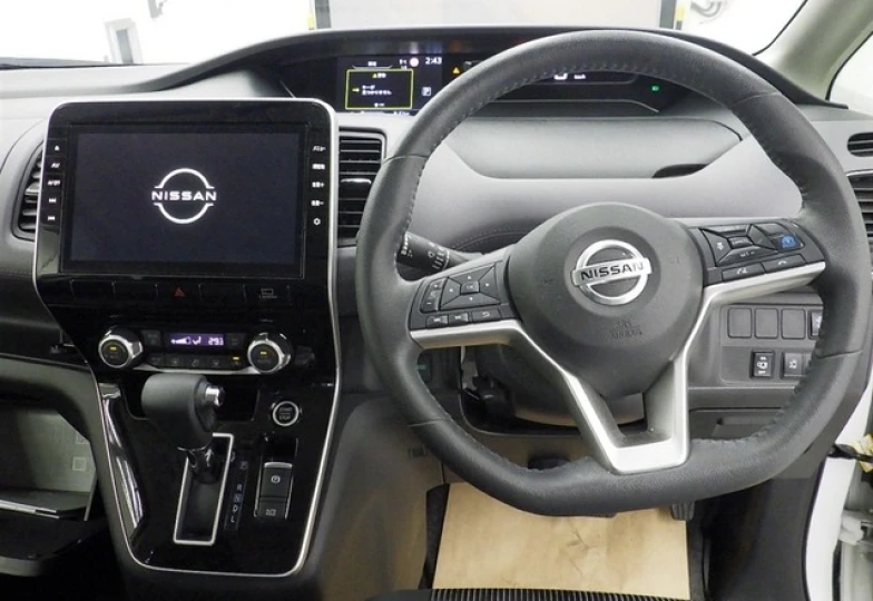 Nissan Serena Белый