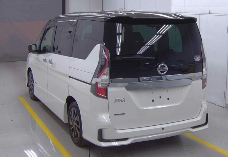 Nissan Serena Белый