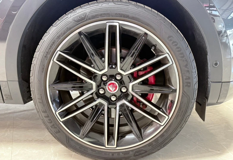 Jaguar E-Pace Серый