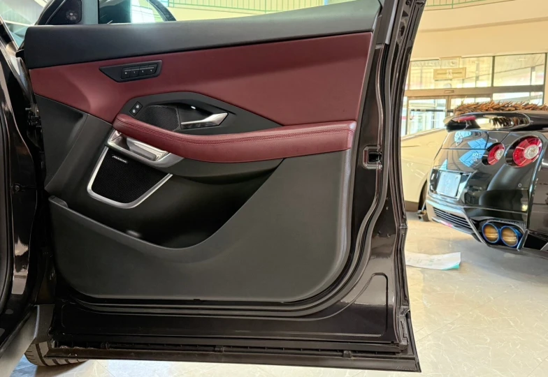 Jaguar E-Pace Серый