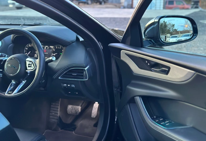 Jaguar XE Черный