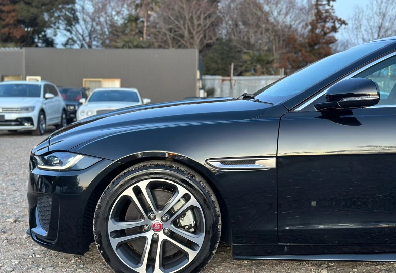 Jaguar XE Черный