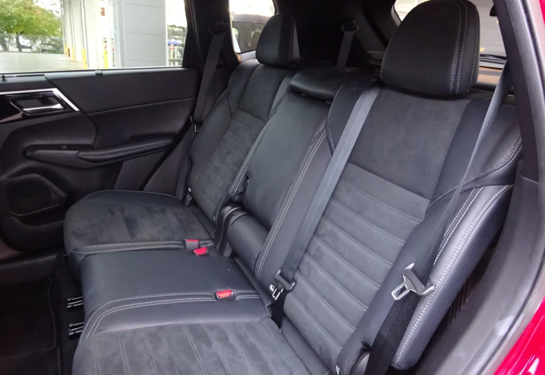 Mitsubishi Outlander Красный