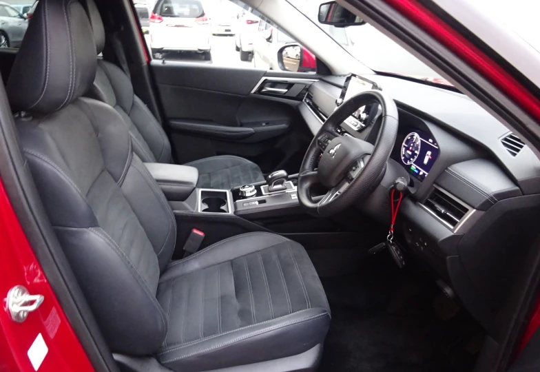 Mitsubishi Outlander Красный