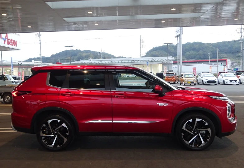 Mitsubishi Outlander Красный