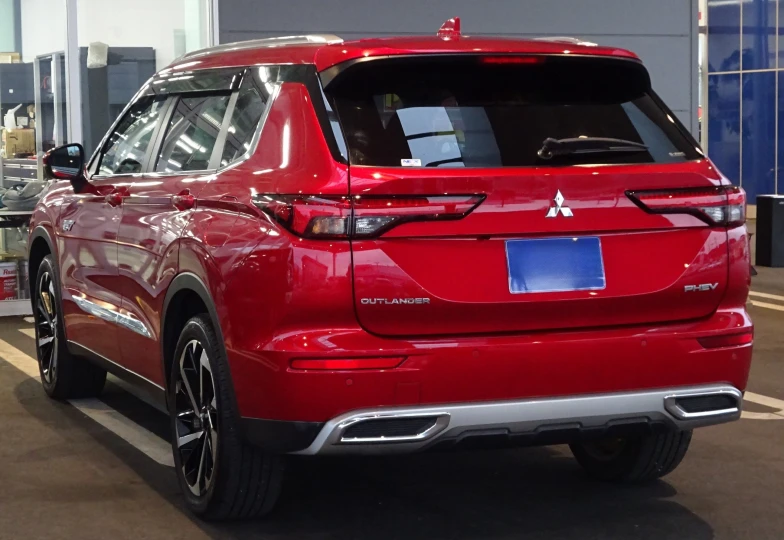Mitsubishi Outlander Красный