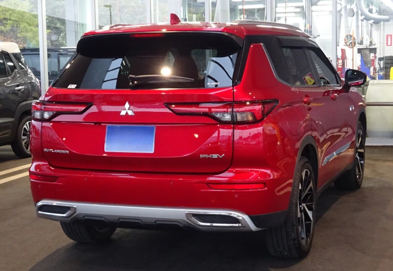 Mitsubishi Outlander Красный
