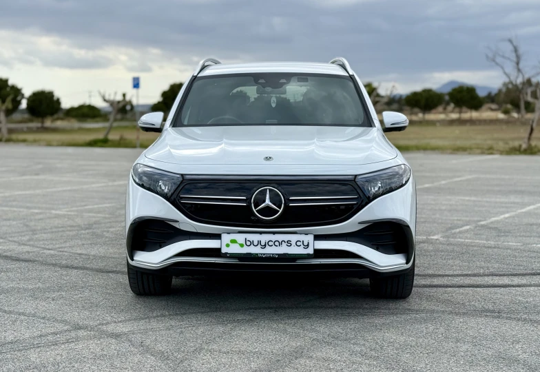 Mercedes EQB Белый