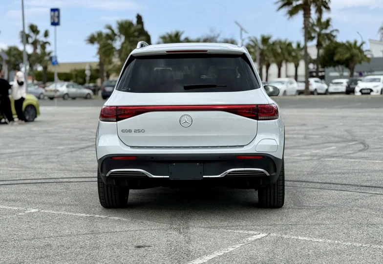 Mercedes EQB Белый