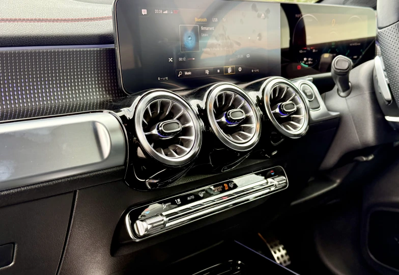 Mercedes EQB Белый