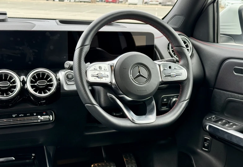 Mercedes EQB Белый