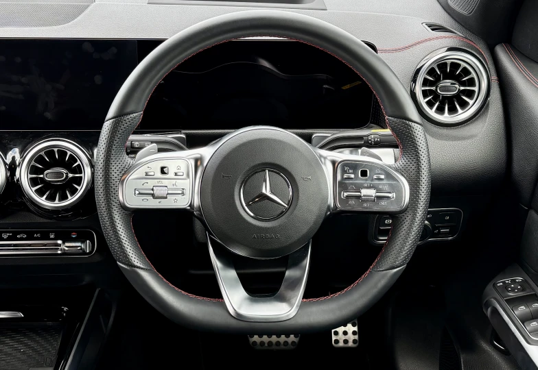 Mercedes EQB Белый