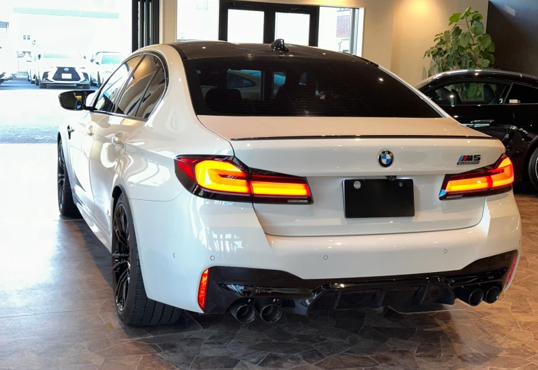 BMW M5 Белый