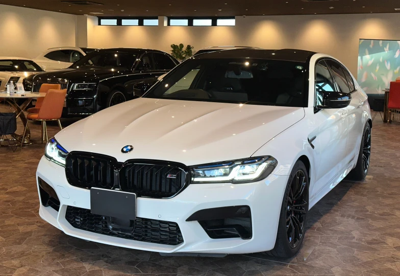 BMW M5 Белый