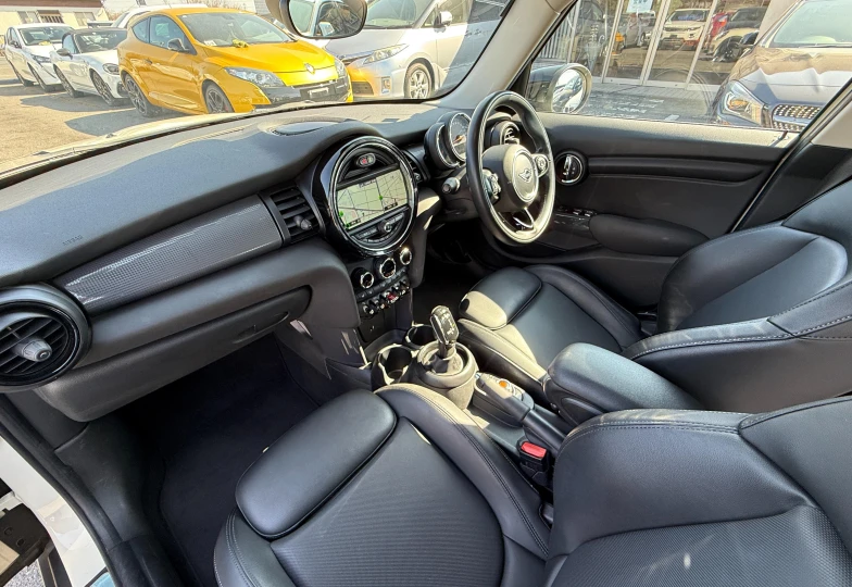 Mini Hatch White