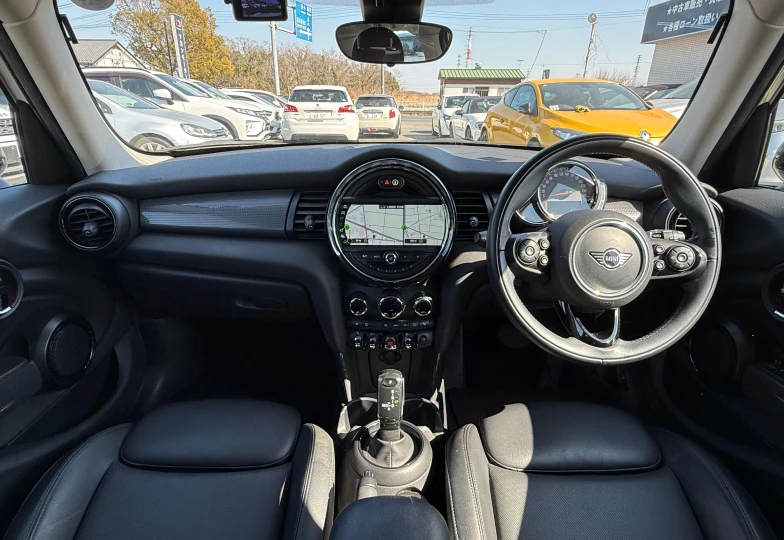 Mini Hatch White