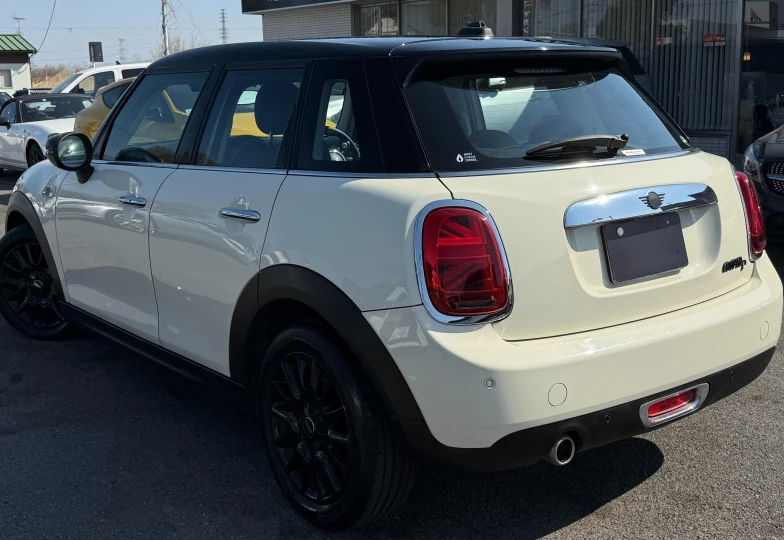 Mini Hatch White