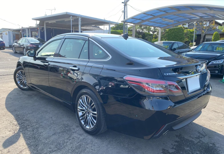 Toyota Crown Черный