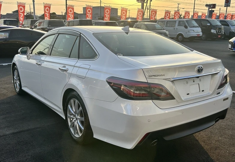 Toyota Crown Белый