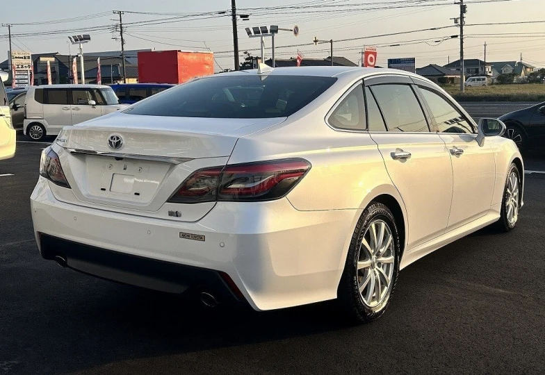 Toyota Crown Белый