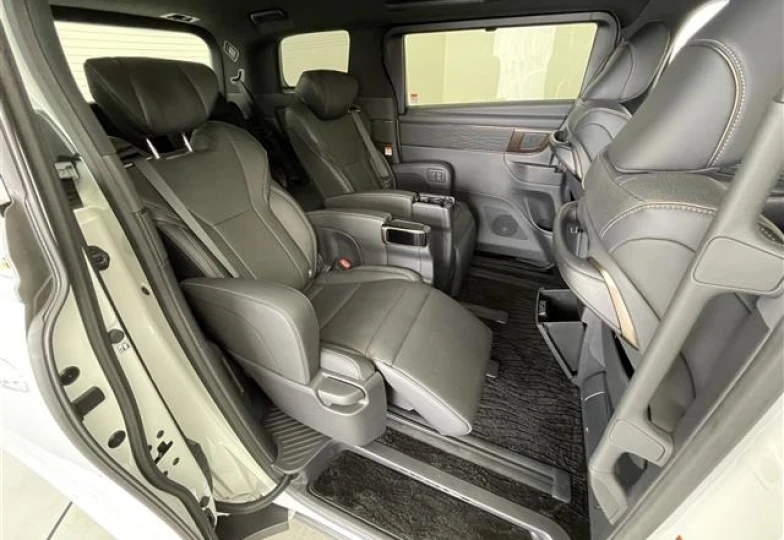 Toyota Alphard Белый
