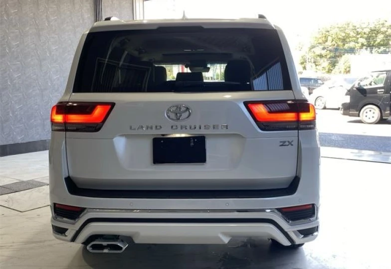 Toyota Land Cruiser 300 White