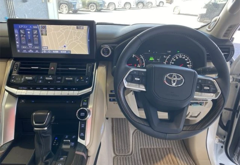 Toyota Land Cruiser 300 White