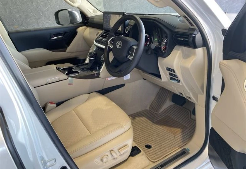 Toyota Land Cruiser 300 White