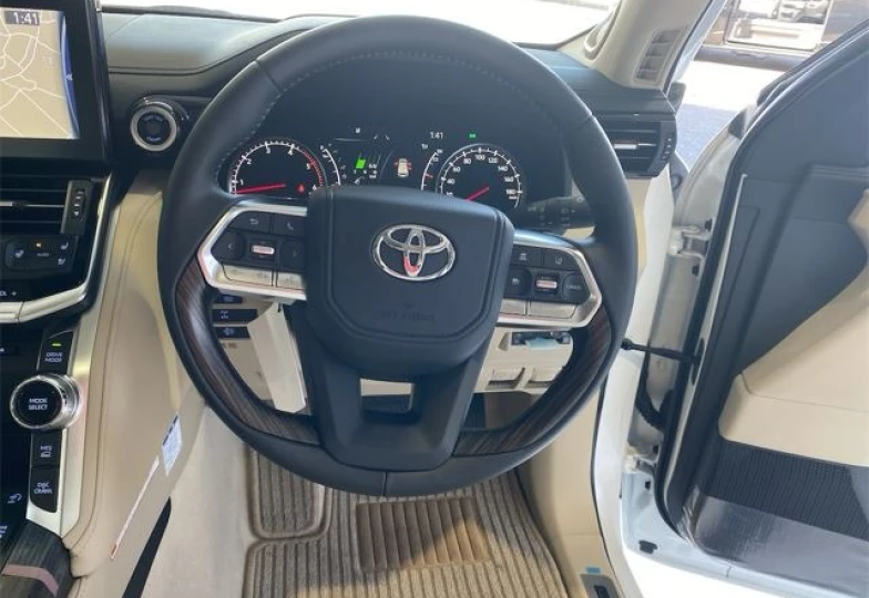 Toyota Land Cruiser 300 White