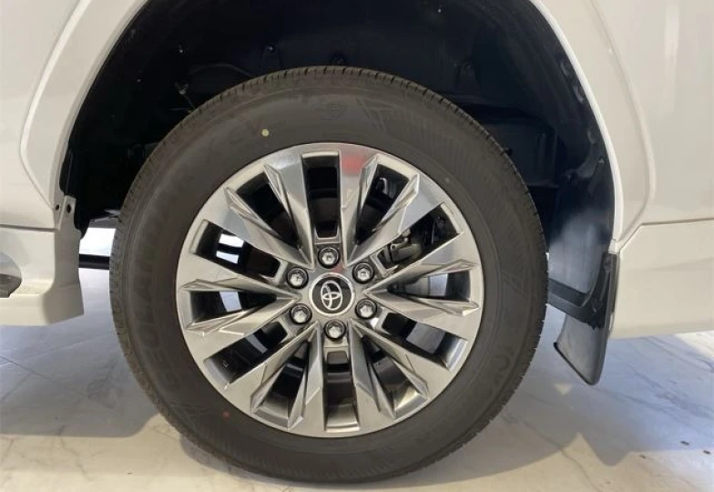 Toyota Land Cruiser 300 White