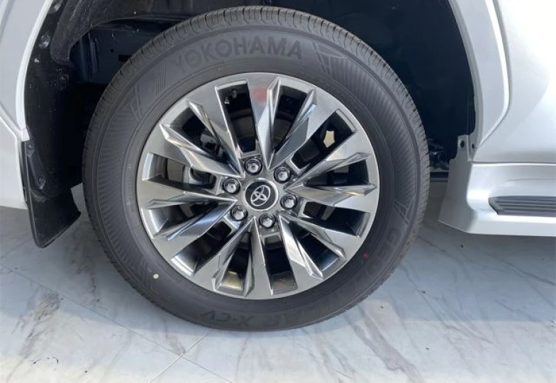 Toyota Land Cruiser 300 White