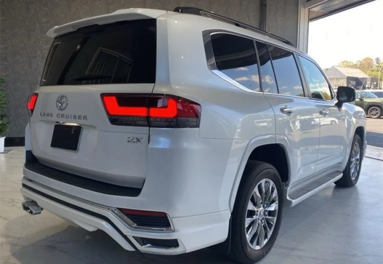 Toyota Land Cruiser 300 White