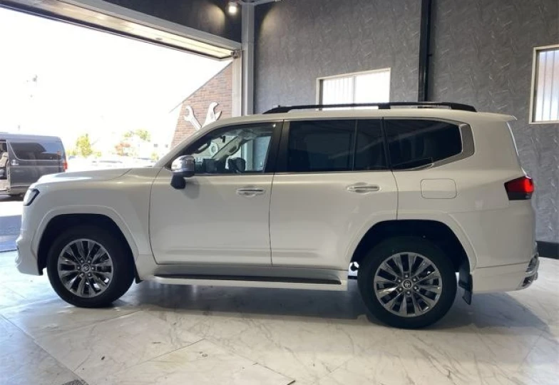 Toyota Land Cruiser 300 White