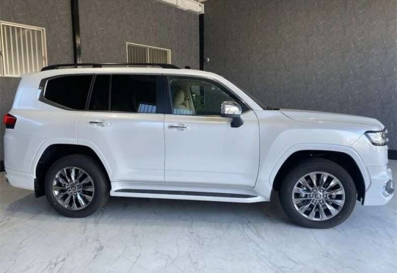 Toyota Land Cruiser 300 White