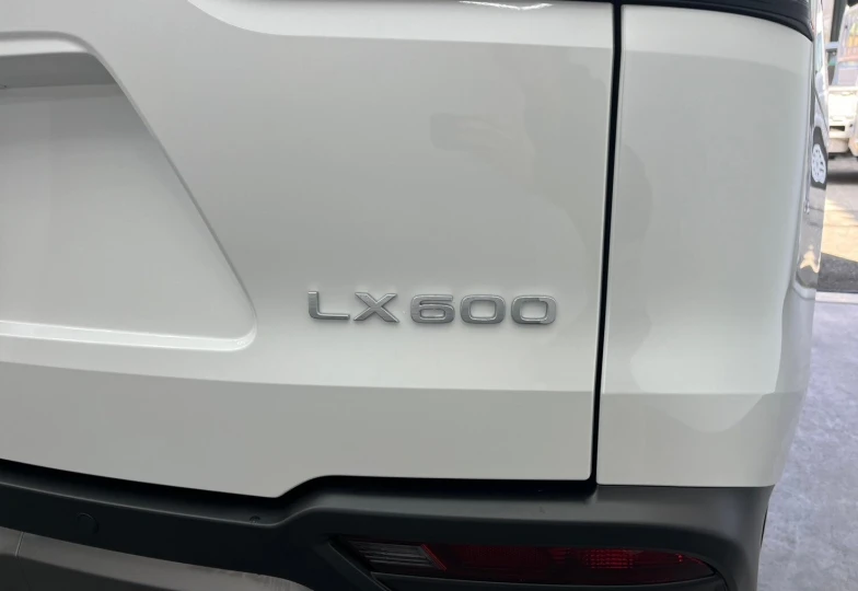 Lexus LX Белый