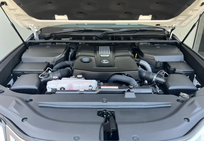 Lexus LX Белый