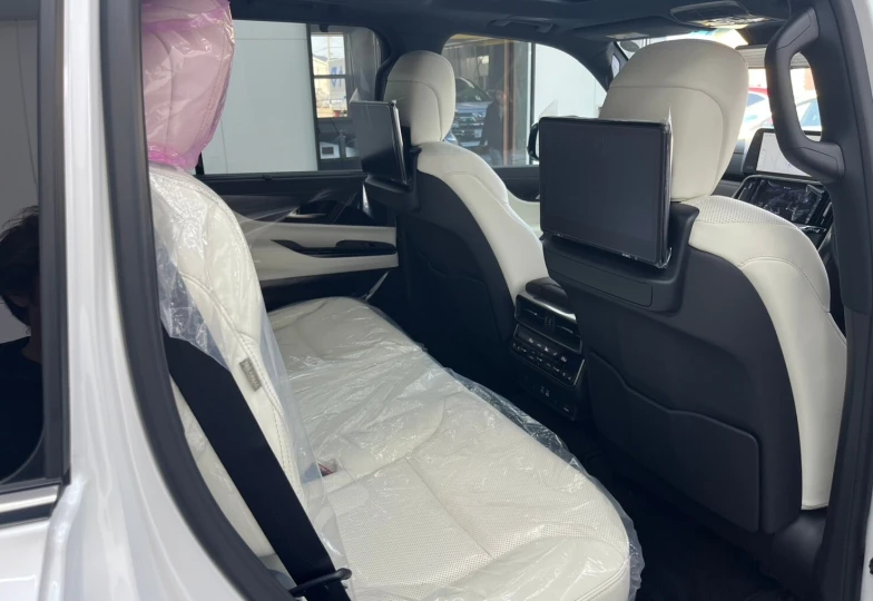 Lexus LX Белый