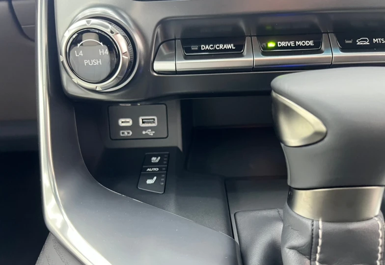 Lexus LX Белый