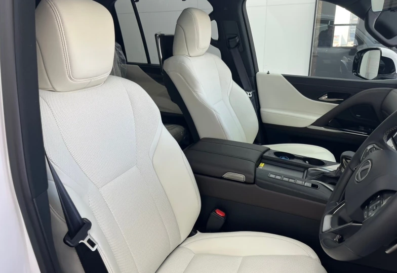 Lexus LX Белый