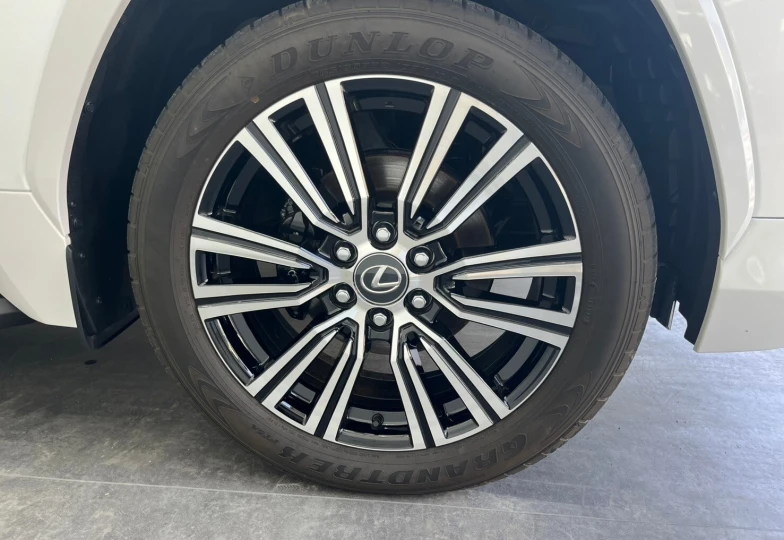 Lexus LX Белый