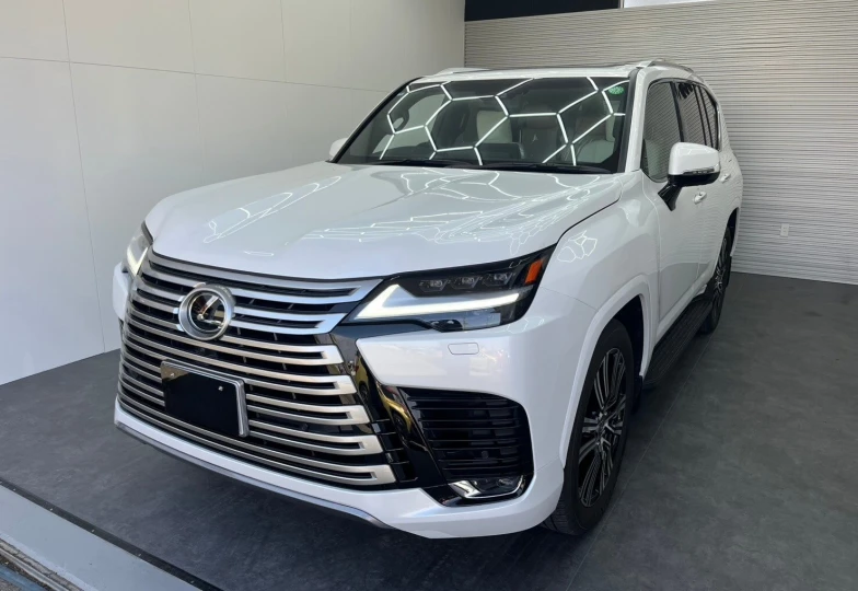 Lexus LX Белый