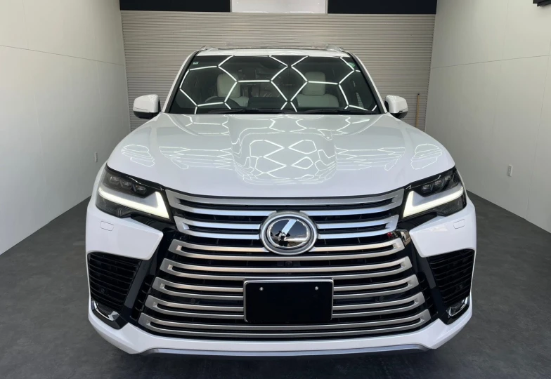 Lexus LX Белый
