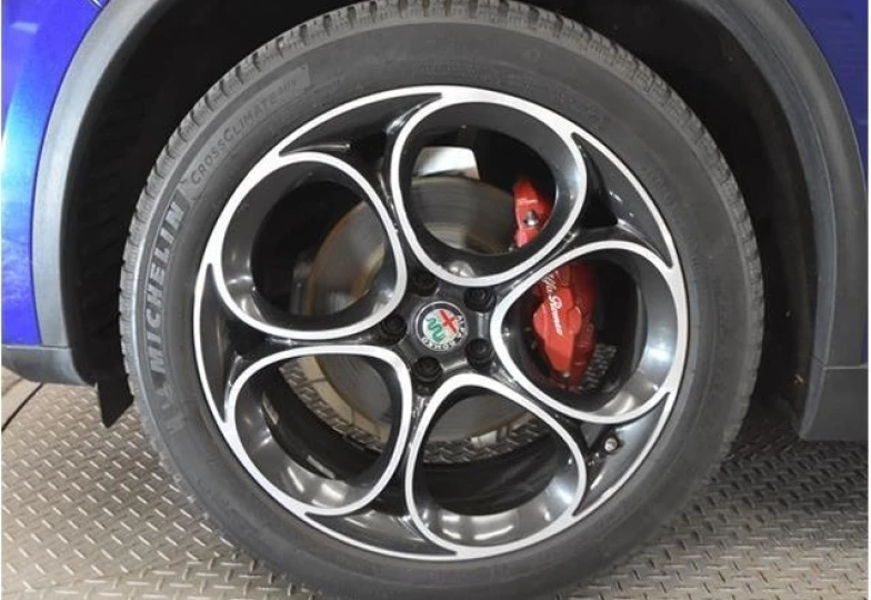 Alfa Romeo Stelvio Синий