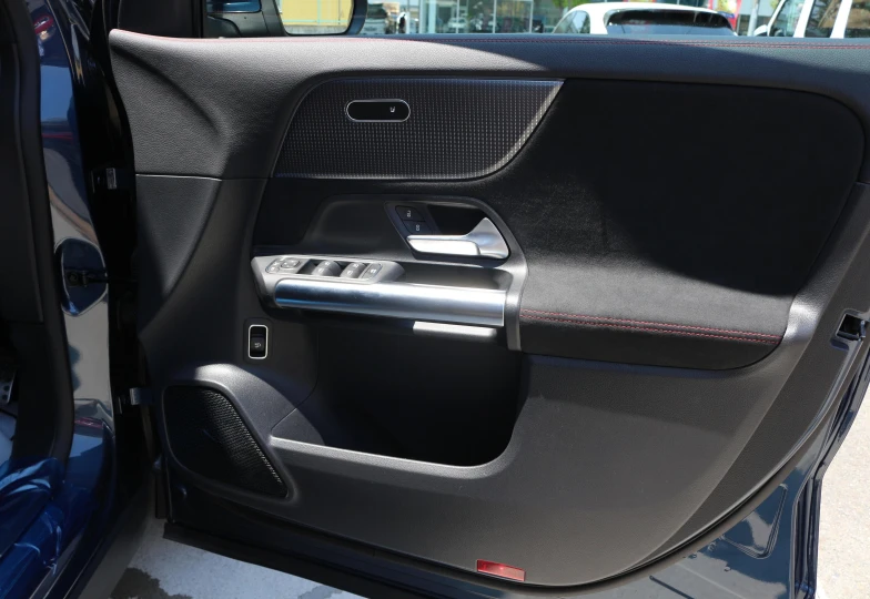 Mercedes EQA Синий