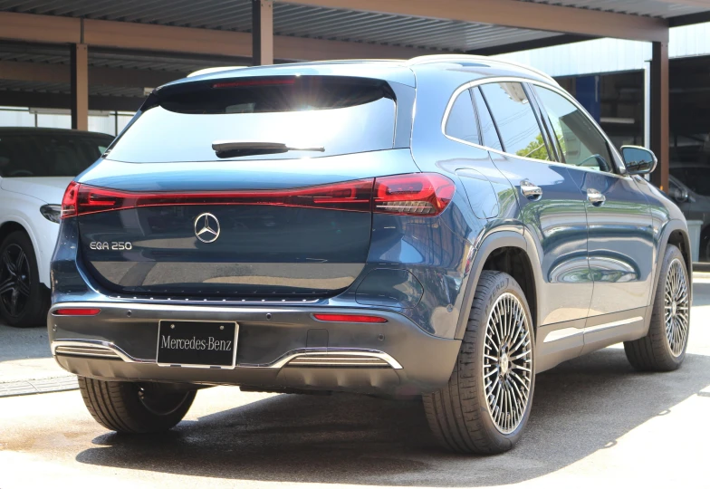 Mercedes EQA Синий