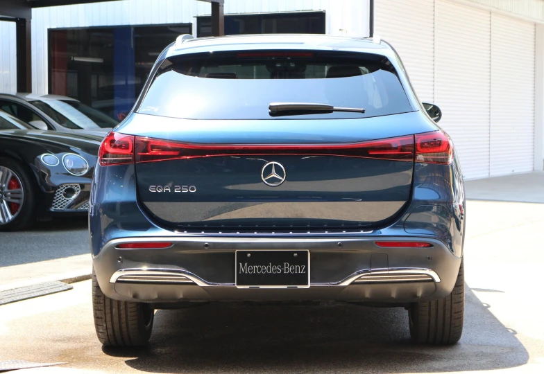 Mercedes EQA Синий