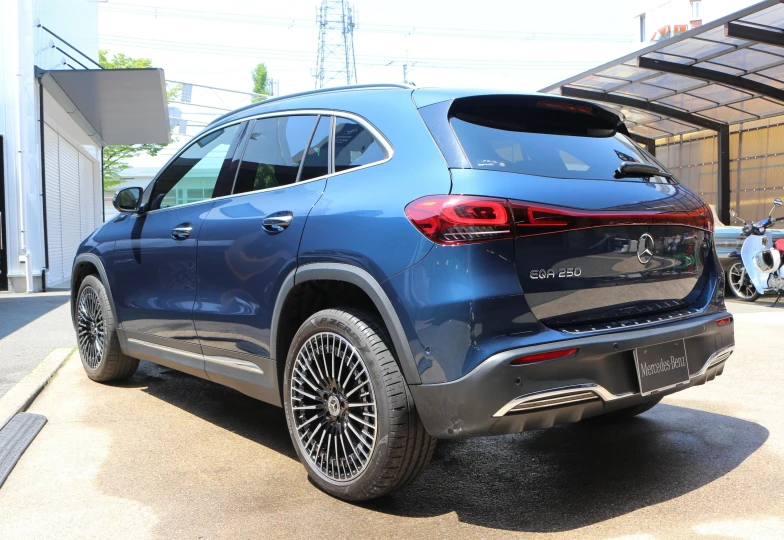 Mercedes EQA Синий