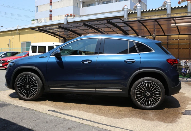 Mercedes EQA Синий