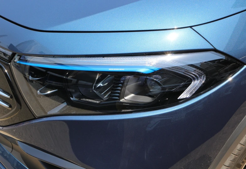 Mercedes EQA Синий